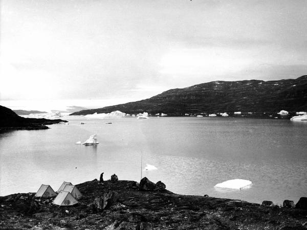 Groenlandia occidentale - Nord dell'Oceano Atlantico - Baia di Baffin - Comune di Qaasuitsup - Isola di Kuvdlorssuaq - Montagna - Pollice del Diavolo - Campo base - Tende - "Moretti" - Icebergs