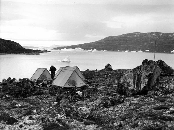 Groenlandia occidentale - Nord dell'Oceano Atlantico - Baia di Baffin - Comune di Qaasuitsup - Isola di Kuvdlorssuaq - Montagna - Pollice del Diavolo - Campo base - Tende - "Moretti" - Uomo - Pession, Pierino - Icebergs