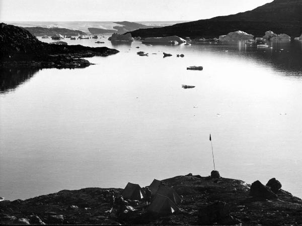 Groenlandia occidentale - Nord dell'Oceano Atlantico - Baia di Baffin - Comune di Qaasuitsup - Isola di Kuvdlorssuaq - Montagna - Pollice del Diavolo - Campo base - Tende - Uomini - Icebergs