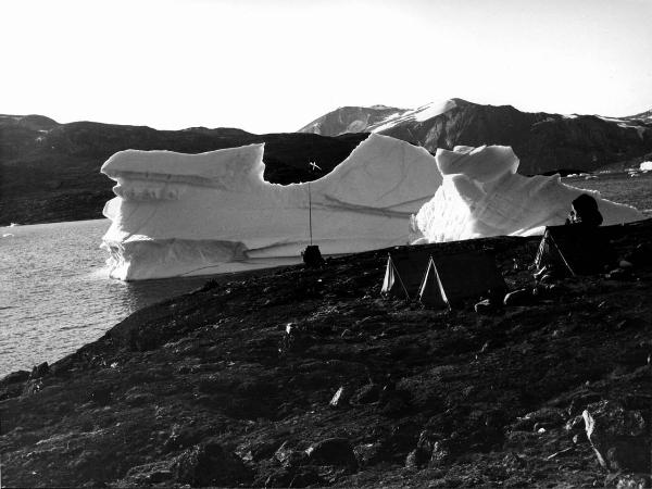 Groenlandia occidentale - Nord dell'Oceano Atlantico - Baia di Baffin - Comune di Qaasuitsup - Isola di Kuvdlorssuaq - Montagna - Pollice del Diavolo - Campo base - Tende - Uomini - Icebergs