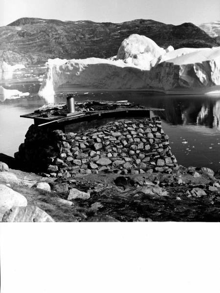 Groenlandia occidentale - Nord dell'Oceano Atlantico - Baia di Baffin - Comune di Qaasuitsup - Isola di Kuvdlorssuaq - Villaggio - Kuvdlorssuaq - Casa - Icebergs