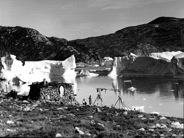 Groenlandia occidentale - Nord dell'Oceano Atlantico - Baia di Baffin - Comune di Qaasuitsup - Isola di Kuvdlorssuaq - Villaggio - Kuvdlorssuaq - Casa - Eschimesi - Icebergs