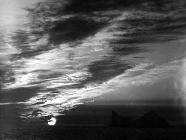 Groenlandia occidentale - Nord dell'Oceano Atlantico - Baia di Baffin? - "Sole di mezzanotte" - Icebergs