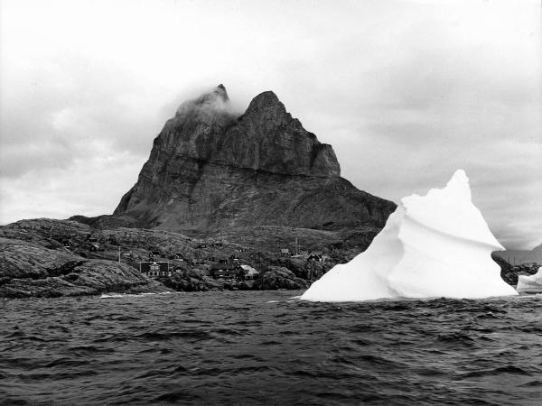 Groenlandia occidentale - Nord dell'Oceano Atlantico - Baia di Baffin - Comune di Qaasuitsup - Villaggio - Uummannaq - Montagna - Heart-shaped - Case - Iceberg