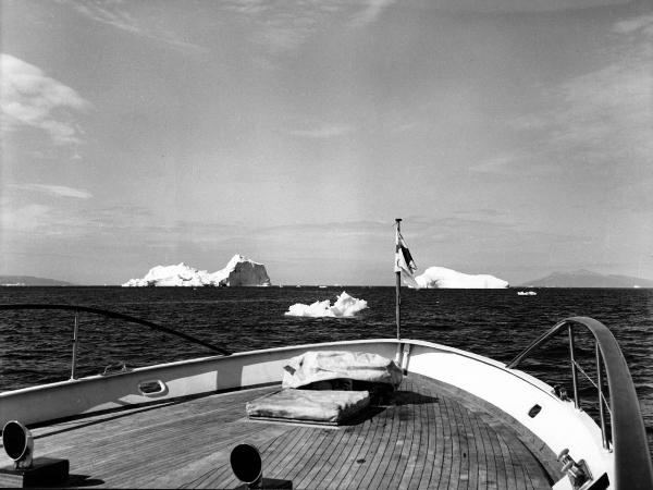 Groenlandia occidentale - Nord dell'Oceano Atlantico - Baia di Baffin? - Barca - "Franz Terzo" - Prua - Icebergs