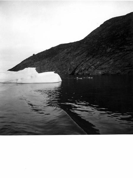 Groenlandia occidentale - Nord dell'Oceano Atlantico - Baia di Baffin? - Canoe - Iceberg