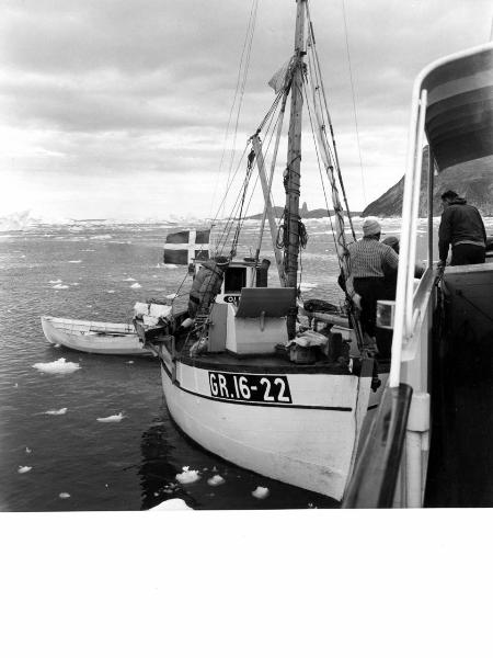 Groenlandia occidentale - Nord dell'Oceano Atlantico - Baia di Baffin - Comune di Qaasuitsup - Isola di Kuvdlorssuaq - Montagna - Pollice del Diavolo - Battello rompighiaccio - "GR. 16 - 22" - Uomini - Icebergs
