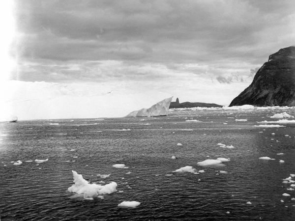 Groenlandia occidentale - Nord dell'Oceano Atlantico - Baia di Baffin - Comune di Qaasuitsup - Isola di Kuvdlorssuaq - Montagna - Pollice del Diavolo - Icebergs