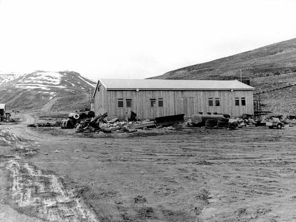Groenlandia orientale - Mare di Groenlandia - Kong Oscar Fjord - Scoresby Land - Mesters Vig - Miniera - "Nordisk Mineselskab A.S." - Casa
