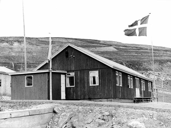 Groenlandia orientale - Mare di Groenlandia - Kong Oscar Fjord - Scoresby Land - Mesters Vig - Miniera - "Nordisk Mineselskab A.S." - Casa - Bandiera danese