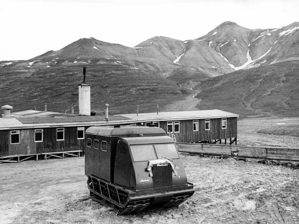 Groenlandia orientale - Mare di Groenlandia - Kong Oscar Fjord - Scoresby Land - Mesters Vig - Miniera - "Nordisk Mineselskab A.S." - Automezzo cingolato - Case