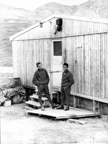 Ritratto di fruppo - Ragazzi - Due Petersen, Hans - Jensen, Otto - Groenlandia orientale - Mare di Groenlandia - Kong Oscar Fjord - Scoresby Land - Mesters Vig - Miniera - "Nordisk Mineselskab A.S."