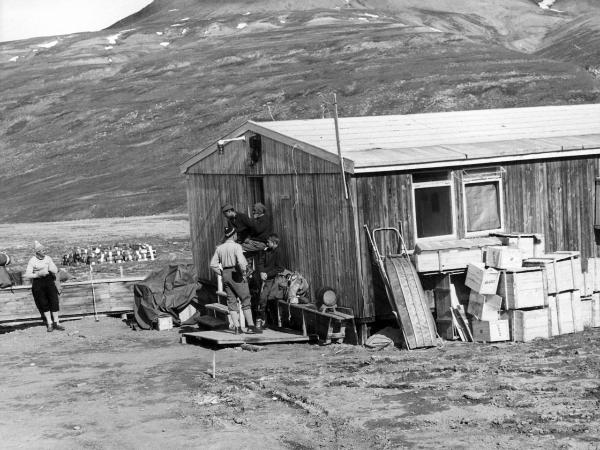 Groenlandia orientale - Mare di Groenlandia - Kong Oscar Fjord - Scoresby Land - Mesters Vig - Miniera - "Nordisk Mineselskab A.S." - Casa - Uomini
