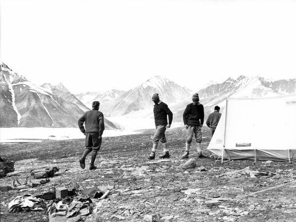 Groenlandia orientale - Mare di Groenlandia - Kong Oscar Fjord - Scoresby Land - Alpi Stauning - Vallata - Skeldal - Campo base - Tenda - "Moretti" - Alpinisti - Pession, Pierino?