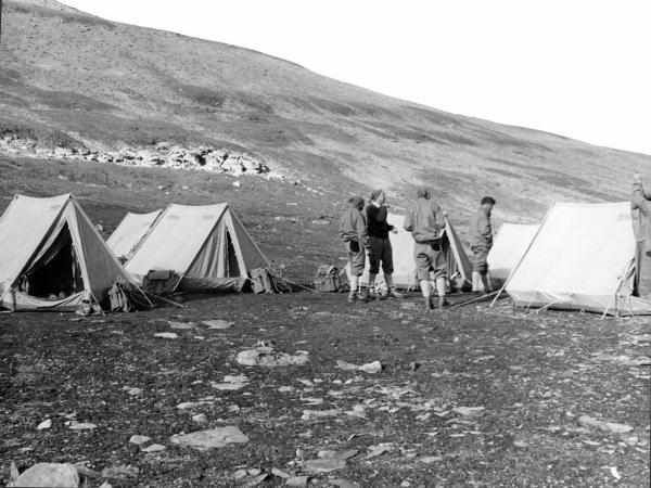 Groenlandia orientale - Mare di Groenlandia - Kong Oscar Fjord - Scoresby Land - Alpi Stauning - Vallata - Skeldal - Campo base - Attrezzatura alpinistica - Tende - "Moretti" - Alpinisti