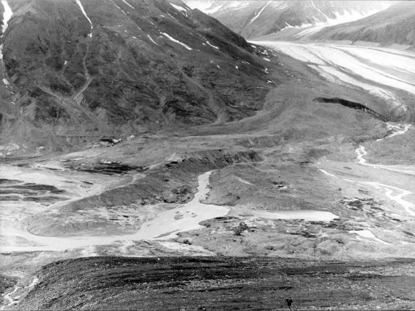 Groenlandia orientale - Mare di Groenlandia - Kong Oscar Fjord - Scoresby Land - Alpi Stauning - Vallata - Skeldal - Torrente - Tunnelelv - Alpinisti