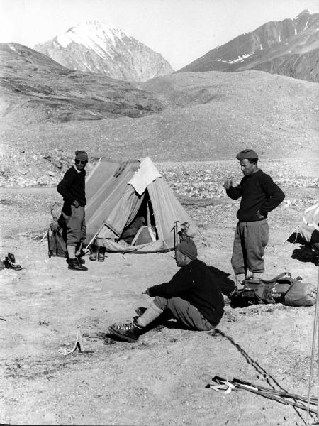 Groenlandia orientale - Mare di Groenlandia - Kong Oscar Fjord - Scoresby Land - Alpi Stauning - Vallata - Skeldal - Montagna - Deposito? - Tenda - Attrezzatura alpinistica - Alpinisti - Bich, Jean?