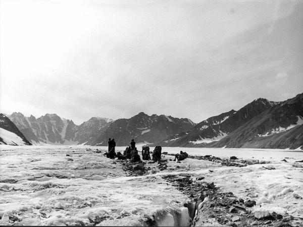 Groenlandia orientale - Mare di Groenlandia - Kong Oscar Fjord - Scoresby Land - Alpi Stauning - Ghiacciaio - Bersaerker - Crepacci - Morena - Alpinisti