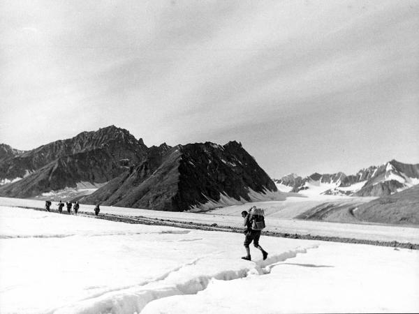 Groenlandia orientale - Mare di Groenlandia - Kong Oscar Fjord - Scoresby Land - Alpi Stauning - Ghiacciaio - Bersaerker - Crepaccio - Alpinisti
