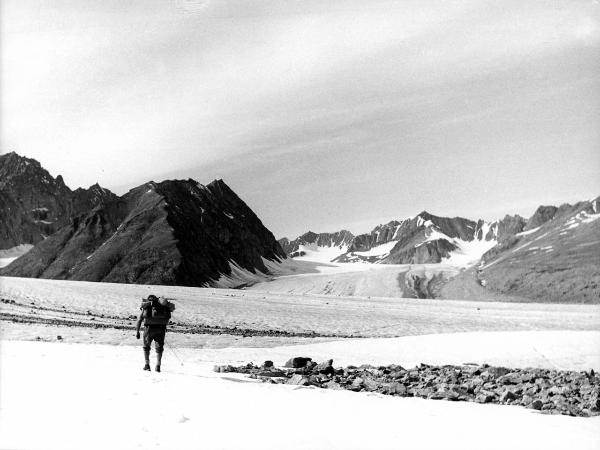 Groenlandia orientale - Mare di Groenlandia - Kong Oscar Fjord - Scoresby Land - Alpi Stauning - Ghiacciaio - Bersaerker - Alpinista