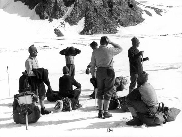Ritratto di gruppo - Alpinisti - Bich, Jean - Herin, Alessandro? - Monzino, Guido - Groenlandia orientale - Mare di Groenlandia - Kong Oscar Fjord - Scoresby Land - Alpi Stauning - Ghiacciaio - Bersaerker - Campo base III