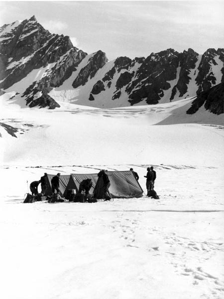 Groenlandia orientale - Mare di Groenlandia - Kong Oscar Fjord - Scoresby Land - Alpi Stauning - Ghiacciaio - Bersaerker - Campo base III - Tende - Alpinisti