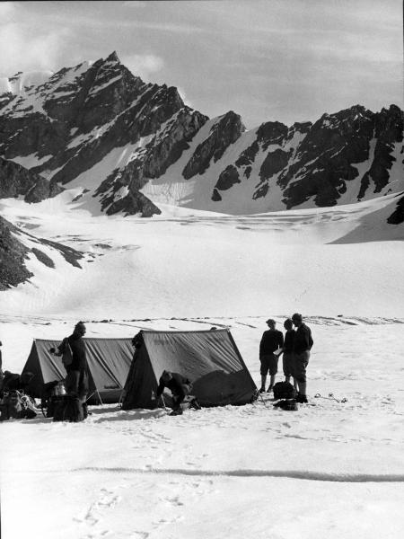 Groenlandia orientale - Mare di Groenlandia - Kong Oscar Fjord - Scoresby Land - Alpi Stauning - Ghiacciaio - Bersaerker - Campo base III - Tende - "Moretti" - Alpinisti
