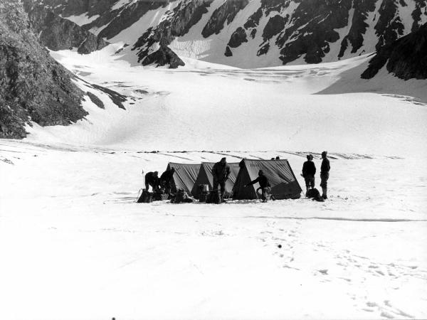 Groenlandia orientale - Mare di Groenlandia - Kong Oscar Fjord - Scoresby Land - Alpi Stauning - Ghiacciaio - Bersaerker - Campo base III - Tende - "Moretti" - Alpinisti