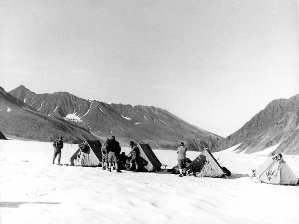 Groenlandia orientale - Mare di Groenlandia - Kong Oscar Fjord - Scoresby Land - Alpi Stauning - Ghiacciaio - Bersaerker - Montagne - "Grandes Jorasses" - Campo base III - Tende - Alpinisti