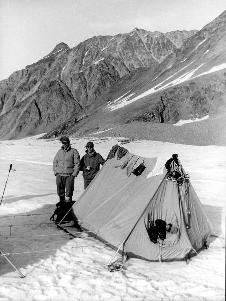 Ritratto di gruppo - Alpinisti - Groenlandia orientale - Mare di Groenlandia - Kong Oscar Fjord - Scoresby Land - Alpi Stauning - Ghiacciaio - Bersaerker - Montagne - "Grandes Jorasses" - Campo base III - Tenda - "Moretti"