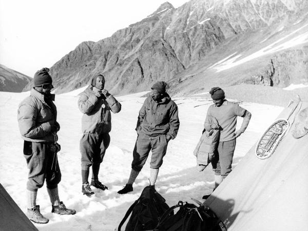 Ritratto di gruppo - Alpinisti - Bich, Jean - Carrel, Antonio - Herin, Giovanni - Groenlandia orientale - Mare di Groenlandia - Kong Oscar Fjord - Scoresby Land - Alpi Stauning - Ghiacciaio - Bersaerker - Montagne - "Grandes Jorasses"