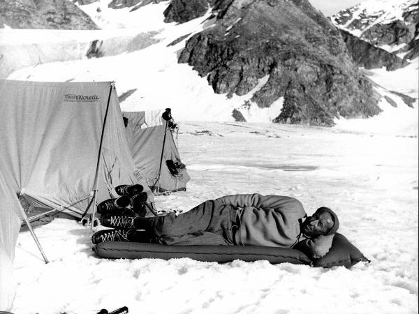 Ritratto Uomo - Alpinista - Bich, Jean - Groenlandia orientale - Mare di Groenlandia - Kong Oscar Fjord - Scoresby Land - Alpi Stauning - Ghiacciaio - Bersaerker - Montagne - "Grandes Jorasses" - Campo base III - Tenda - "Moretti"