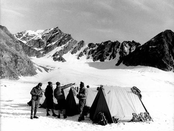 Groenlandia orientale - Mare di Groenlandia - Kong Oscar Fjord - Scoresby Land - Alpi Stauning - Ghiacciaio - Bersaerker - Montagne - "Grandes Jorasses" - Campo base III - Tende - "Moretti" - Alpinisti - Herin, Giovanni