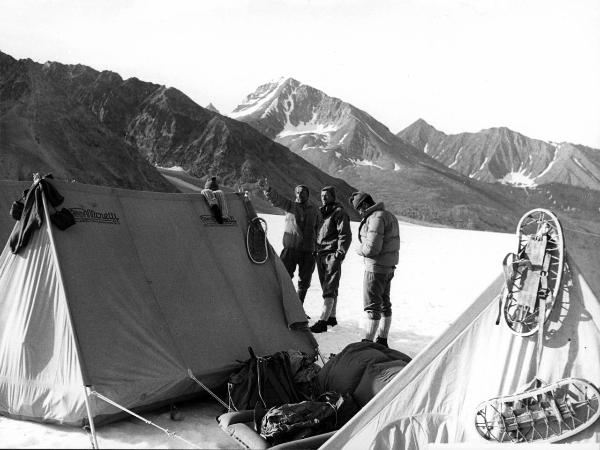 Groenlandia orientale - Mare di Groenlandia - Kong Oscar Fjord - Scoresby Land - Alpi Stauning - Ghiacciaio - Bersaerker - Montagne - "Grandes Jorasses" - Campo base III - Tende - "Moretti" - Alpinisti - Bich, Jean - Pession, Pacifico?