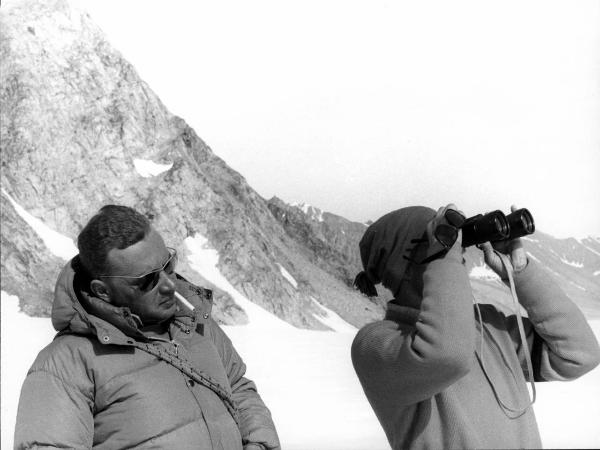 Ritratto di gruppo - Alpinisti - Bich, Jean? - Monzino, Guido - Groenlandia orientale - Mare di Groenlandia - Kong Oscar Fjord - Scoresby Land - Alpi Stauning