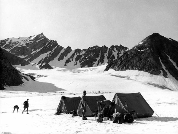 Groenlandia orientale - Mare di Groenlandia - Kong Oscar Fjord - Scoresby Land - Alpi Stauning - Ghiacciaio - Bersaerker - Montagne - "Grandes Jorasses" - Campo base III - Alpinisti