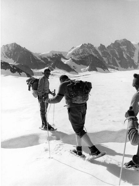 Ritratto di gruppo - Alpinisti - Bich, Jean - Monzino, Guido? - Groenlandia orientale - Mare di Groenlandia - Kong Oscar Fjord - Scoresby Land - Alpi Stauning - Ghiacciaio - Bersaerker - Montagne - "Grandes Jorasses" - Crepaccio