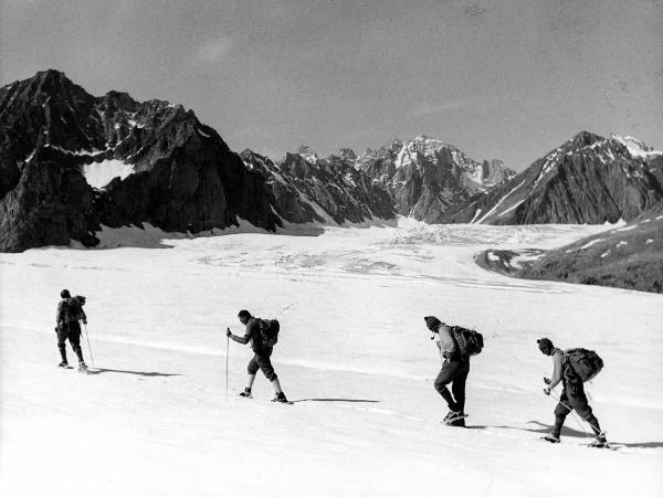 Ritratto di gruppo - Alpinisti - Bich, Jean - Monzino, Guido - Pession, Pierino - Groenlandia orientale - Mare di Groenlandia - Kong Oscar Fjord - Scoresby Land - Alpi Stauning - Ghiacciaio - Bersaerker - Montagne - "Grandes Jorasses"