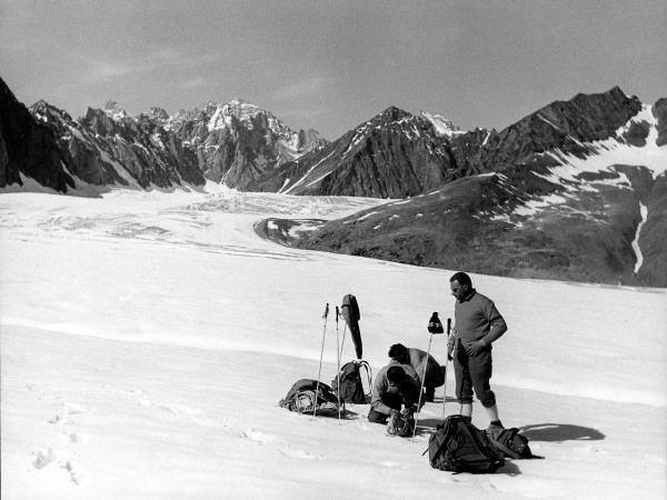 Ritratto di gruppo - Alpinisti - Monzino, Guido - Groenlandia orientale - Mare di Groenlandia - Kong Oscar Fjord - Scoresby Land - Alpi Stauning - Ghiacciaio - Bersaerker - Montagne - "Grandes Jorasses"