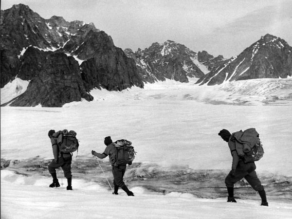 Ritratto di gruppo - Alpinisti - Pession, Pierino - Groenlandia orientale - Mare di Groenlandia - Kong Oscar Fjord - Scoresby Land - Alpi Stauning - Ghiacciaio - Bersaerker - Montagne - "Grandes Jorasses"