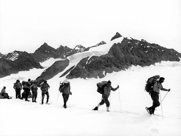 Ritratto di gruppo - Alpinisti - Bich, Jean - Monzino, Guido - Groenlandia orientale - Mare di Groenlandia - Kong Oscar Fjord - Scoresby Land - Alpi Stauning - Ghiacciaio - Bersaerker - Montagne - "Grandes Jorasses"