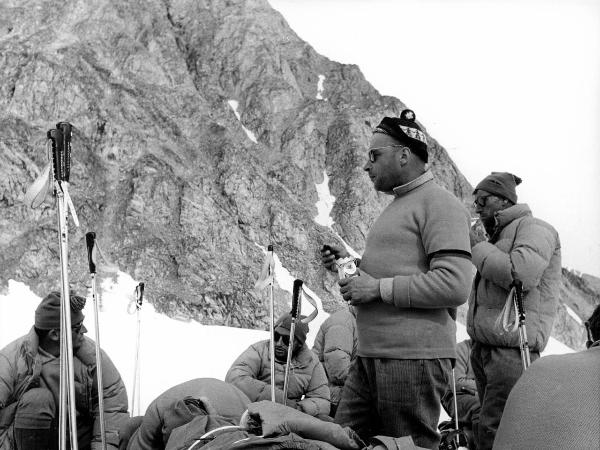 Ritratto di gruppo - Alpinisti - Monzino, Guido - Groenlandia orientale - Mare di Groenlandia - Kong Oscar Fjord - Scoresby Land - Alpi Stauning - Ghiacciaio - Bersaerker - Montagne - "Grandes Jorasses"