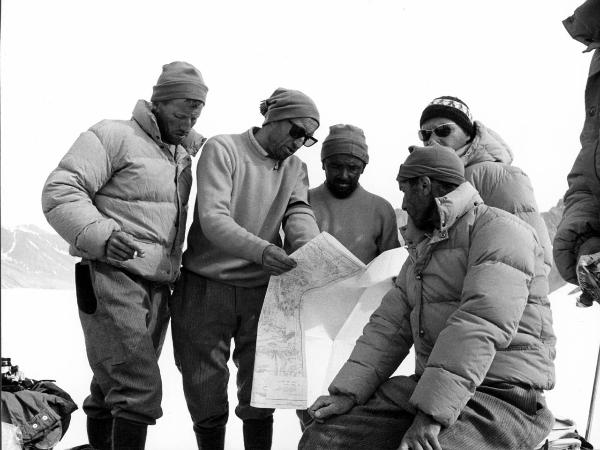 Ritratto di gruppo - Alpinisti - Bich, Jean - Monzino, Guido - Pellissier, Camillo - Groenlandia orientale - Mare di Groenlandia - Kong Oscar Fjord - Scoresby Land - Alpi Stauning - Ghiacciaio - Bersaerker - Montagne - "Grandes Jorasses"