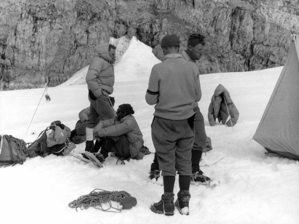 Ritratto di gruppo - Alpinisti - Monzino, Guido - Pellissier, Camillo - Groenlandia orientale - Mare di Groenlandia - Kong Oscar Fjord - Scoresby Land - Alpi Stauning - Campo base IV - Attrezzatura alpinistica