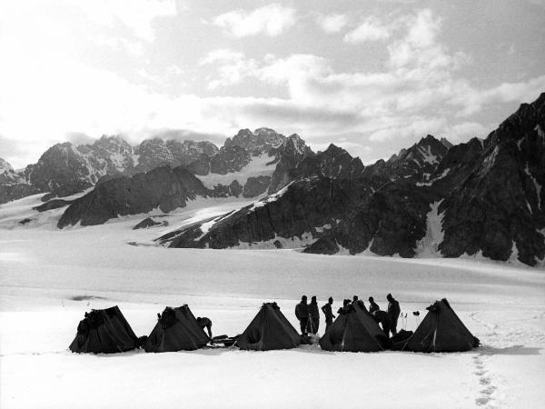 Groenlandia orientale - Mare di Groenlandia - Kong Oscar Fjord - Scoresby Land - Alpi Stauning - Montagne - Dansketinden - Hjornespids - Campo base IV - Alpinisti