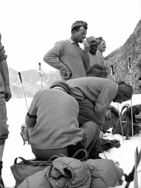 Ritratto di gruppo - Alpinisti - Herin, Alessandro - Pellissier, Camillo - Pession, Pacifico? - Groenlandia orientale - Mare di Groenlandia - Kong Oscar Fjord - Scoresby Land - Alpi Stauning - Campo base IV