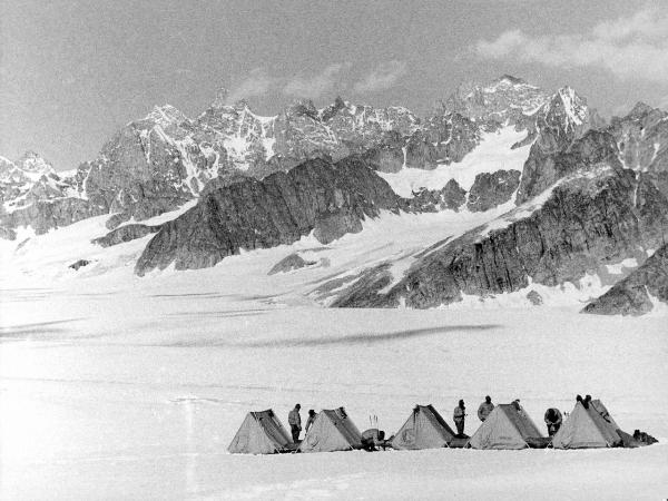 Groenlandia orientale - Mare di Groenlandia - Kong Oscar Fjord - Scoresby Land - Alpi Stauning - Montagne - Dansketinden - Hjornespids - Campo base IV - Alpinisti