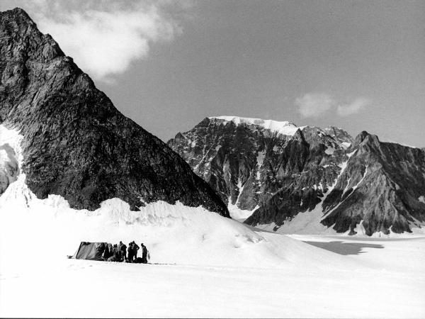 Groenlandia orientale - Mare di Groenlandia - Kong Oscar Fjord - Scoresby Land - Alpi Stauning - Ghiacciaio - Bersaerker - Deposito? - Alpinisti
