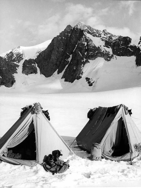 Groenlandia orientale - Mare di Groenlandia - Kong Oscar Fjord - Scoresby Land - Alpi Stauning - Ghiacciaio - Bersaerker - Montagna - Cima di Granito - Deposito?