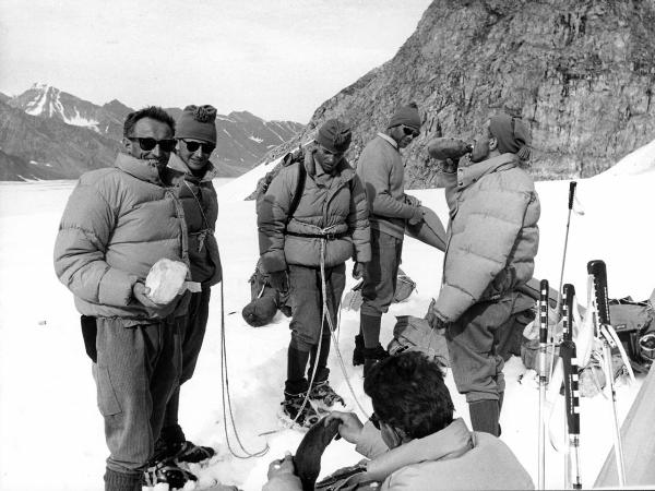 Ritratto di gruppo - Alpinisti - Bich, Jean? - Herin, Giovanni - Pession, Pierino - Groenlandia orientale - Mare di Groenlandia - Kong Oscar Fjord - Scoresby Land - Alpi Stauning